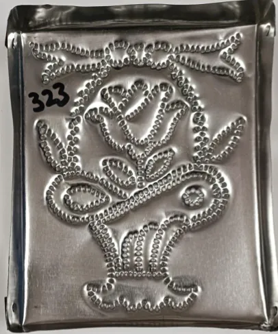 323